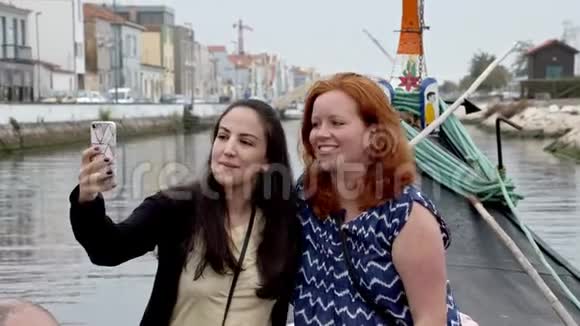 葡萄牙阿维罗市的两名年轻妇女视频的预览图