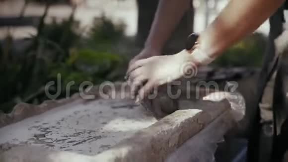 特写陶工手中的女子为陶坛混泥土视频的预览图