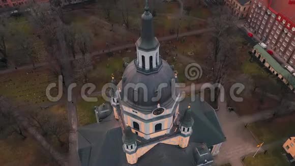 瑞典斯德哥尔摩2020年2月斯德哥尔摩市中心的空中景观在旧城的建筑物上飞行视频的预览图