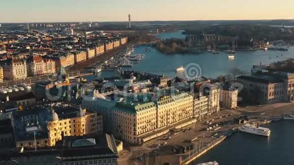 斯托克霍姆瑞典二月2020年斯德哥尔摩老城的空中景观飞过海湾视频的预览图