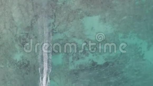 4k空中射击追踪加勒比海蓝水急流滑雪道视频的预览图