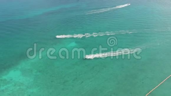 4k空中景观追踪两架喷气式滑水车穿越蓝色加勒比海水视频的预览图