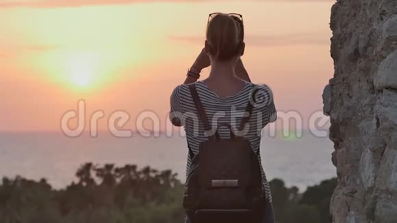 带背包的女性旅行者在手机上拍照视频的预览图