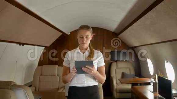 商务女性私人飞机平板电脑上网视频的预览图