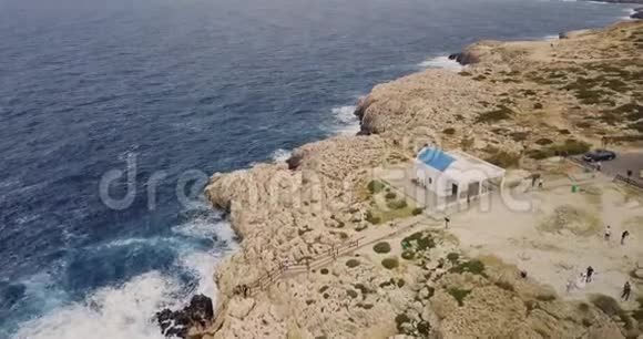 大海边美丽的教堂一片水域视频的预览图