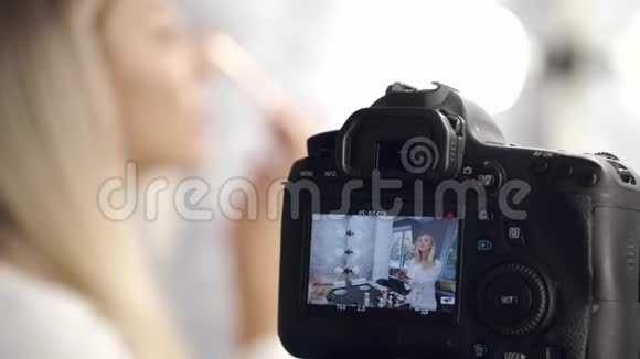 一位化妆师正在拍摄并在摄像机上展示视频的预览图