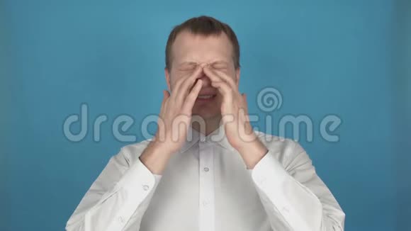 男性合并鼻窦感染或鼻窦炎急性鼻炎后遗症鼻塞型流感鼻粘液厚或视频的预览图