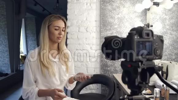 一位化妆师正在拍摄一个美女视频视频的预览图