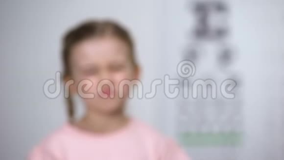 小女孩眯着眼睛视力模糊诊断为散光视频的预览图
