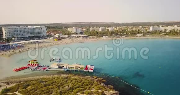 地中海海湾和塞浦路斯帕福斯市度假胜地海岸线的空中海景视频的预览图
