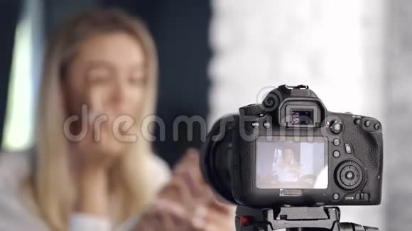 迷离的化妆爱好者正在准备一个相机教程视频的预览图