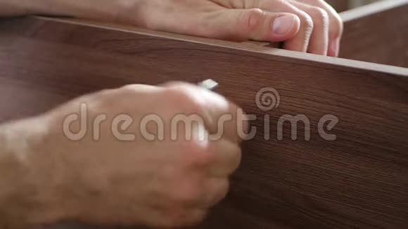 木匠师傅把装配家具的螺丝拧一下人工作视频的预览图