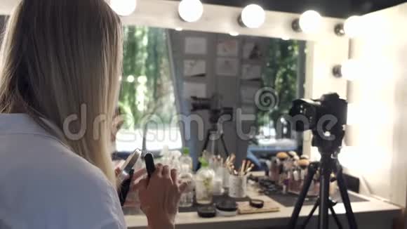 一个女人正在镜头前化妆视频的预览图