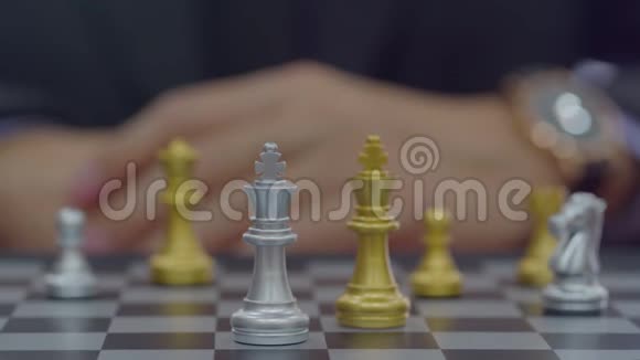 在棋盘背景下一件一件的战斗棋局站在商人的身后面向市场目标的金融投资理念视频的预览图