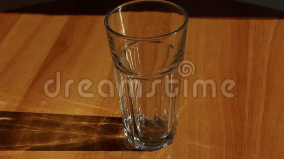 水从玻璃壶中倒入透明的玻璃杯视频的预览图