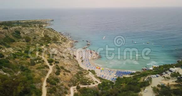 皮苏里塞浦路斯共和国皮苏里海滩在阳光明媚的一天从无人机全景视频的预览图