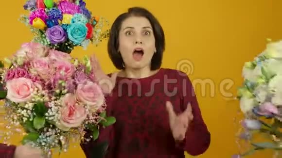 兴奋的成熟女人在花旁欢笑和跳舞视频的预览图