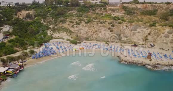 皮苏里塞浦路斯共和国皮苏里海滩在阳光明媚的一天从无人机全景视频的预览图