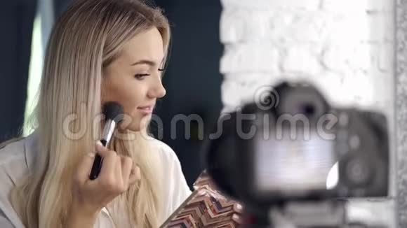 欧洲金发美女化妆师正在做造型视频的预览图