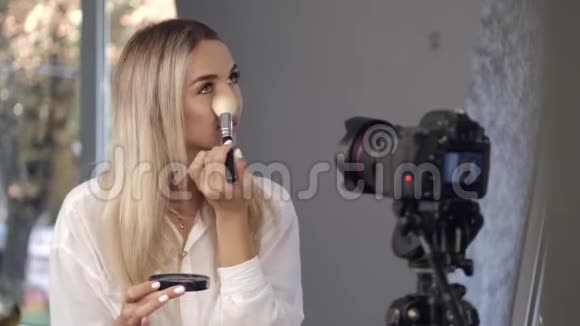 欧洲金发美女化妆师正在化妆视频的预览图