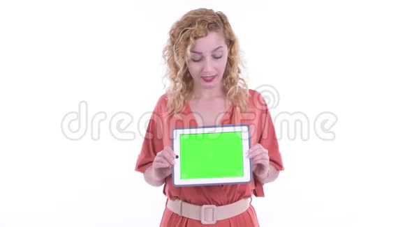 一位美丽的金发女商人正在讲数字平板电脑视频的预览图