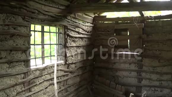 旧的废弃小屋的内部视频的预览图