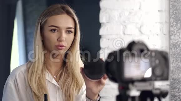 一位漂亮的化妆师正在沙龙里拍摄一个美容博客视频的预览图