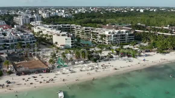 4k空中近景在加勒比海度假村环绕蓝色水岸海滩和棕榈树视频的预览图