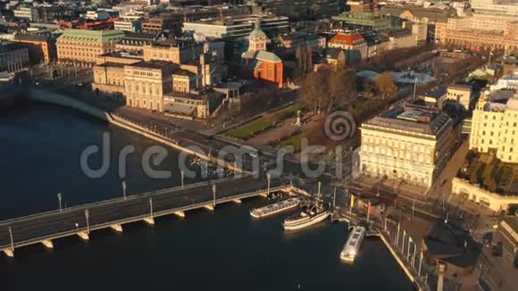 瑞典斯德哥尔摩2020年2月斯德哥尔摩古镇的空中景观飞过海湾视频的预览图