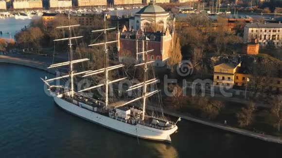 瑞典斯德哥尔摩2020年2月斯德哥尔摩古镇的空中景观飞越海湾和帆船视频的预览图