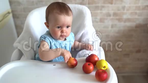 宝宝吃健康水果玩红苹果健康饮食儿童视频的预览图
