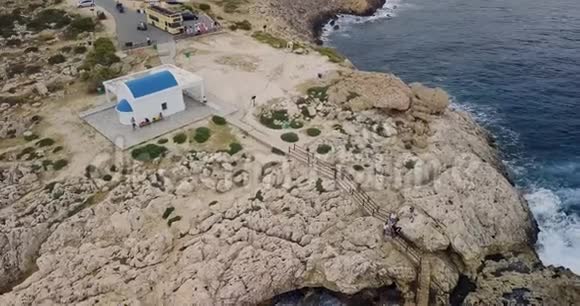 大海边美丽的教堂一片水域视频的预览图