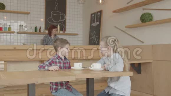 在自助餐厅开会时交流的孩子们视频的预览图