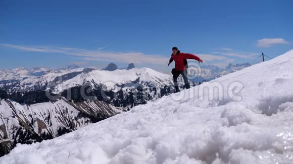 高山山脉山顶上的年轻人跳跃和重新选择目标瑞士视频的预览图