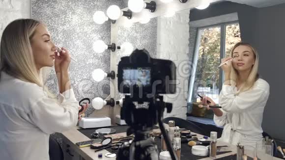 一位化妆师正在脸上刷上荧光笔视频的预览图