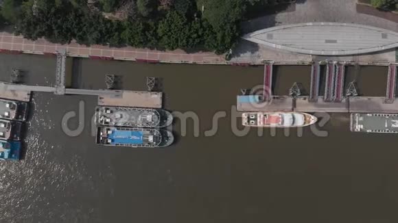 大城市河上的渡轮站视频的预览图