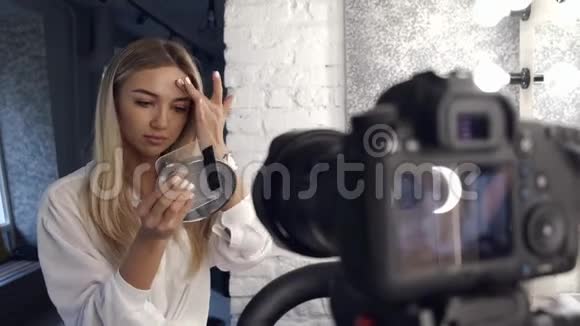 一位化妆师在镜头前化妆视频的预览图