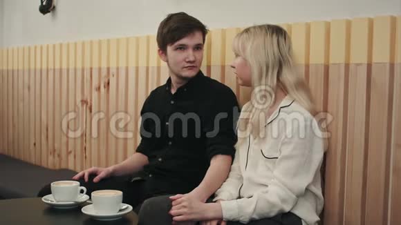 一对年轻夫妇在咖啡店里谈情说爱的画像视频的预览图
