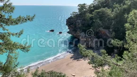沙滩和大海的景色与清澈的绿松石水视频的预览图