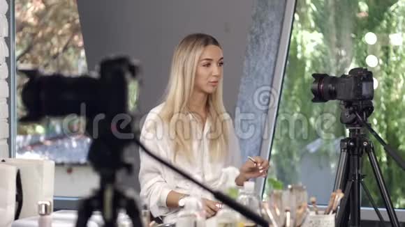 一个美容师正在评论她的化妆教程视频的预览图