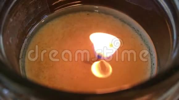 在透明的杯子里燃烧着一支天然香水大豆蜡烛视频的预览图