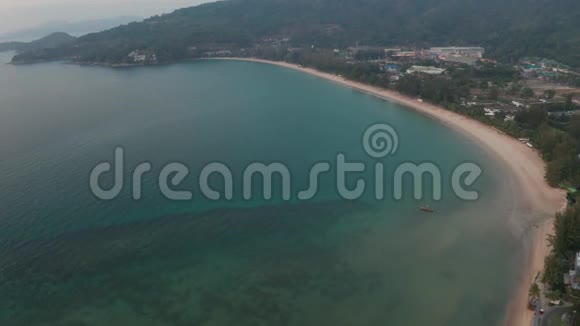 在普吉岛的热带卡马拉海滩地区和安达曼海的空中无人机景观视频的预览图