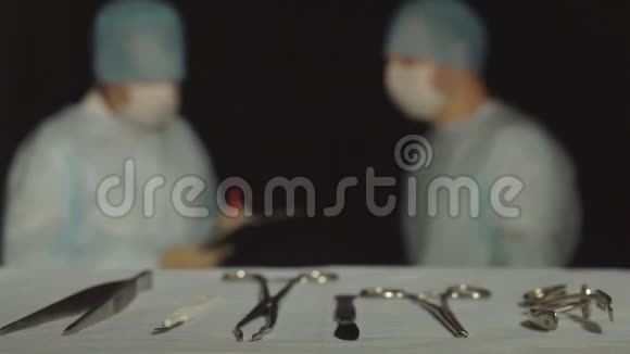 外科医生在手术过程中教助理助手标记并写入文件夹视频的预览图