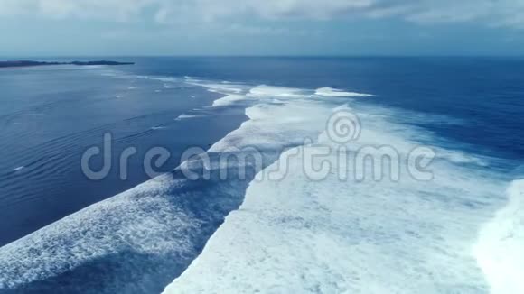 印度尼西亚巴厘岛海滩和海洋的鸟瞰图63视频的预览图