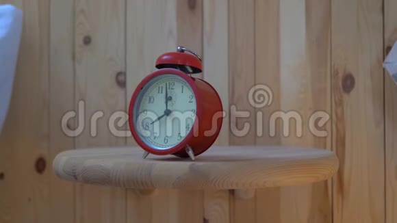 早晨一个红色复古风格的闹钟响起男人手拿闹钟视频的预览图