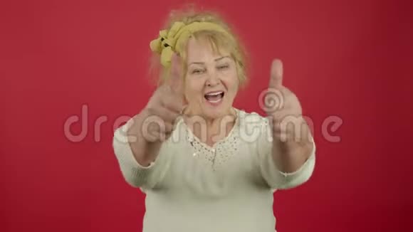 前面看到幸福的老年妇女竖起大拇指视频的预览图
