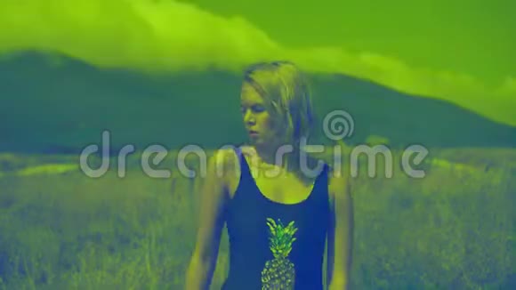 性感的女孩在阳光明媚的日子在山上的一条路上跳舞有改变颜色的效果照明效果视频的预览图