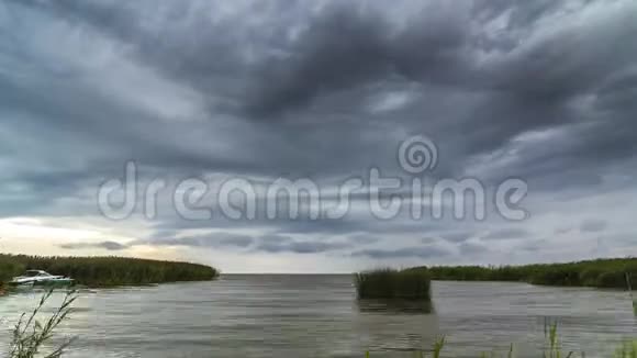 风的一天湖面上有暴风云视频的预览图