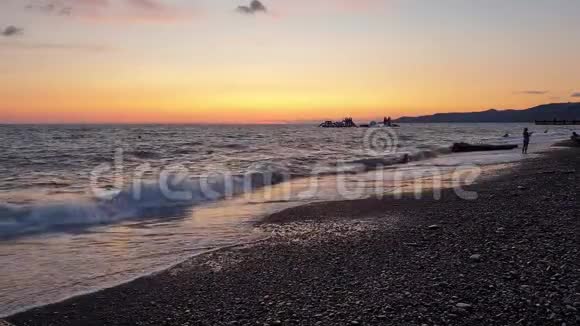日落时的海浪那个人在游泳视频的预览图
