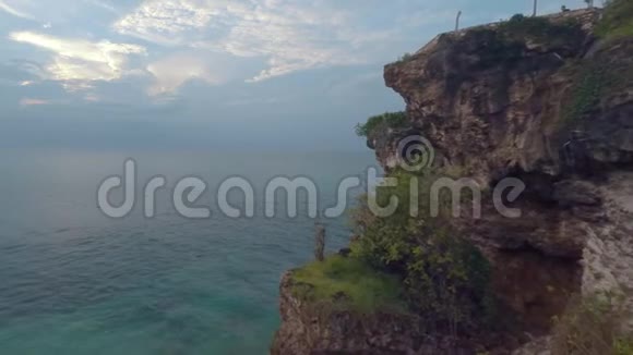 印度尼西亚巴厘岛海滩和海洋的鸟瞰图14视频的预览图
